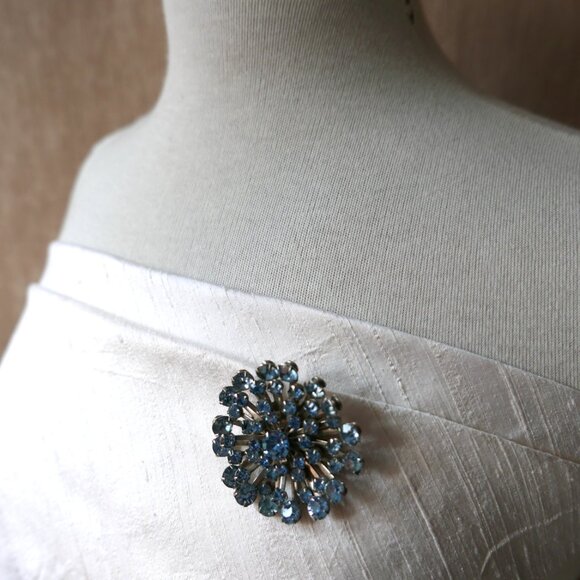Vintage Blue Rhinestone Starburst Brooch - Picture 4 of 10